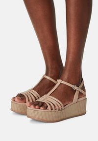 Marco Tozzi BY GUIDO MARIA KRETSCHMER - Plateausandalette - rose