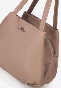 Borsa a tracolla in pelle beige con texture liscia, due manici robusti e una tasca laterale con zip. Presenta un logo di marca discreto sul davanti.
