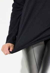 Ulla Popken FLOCKED BEAUTY - Langarmshirt - black