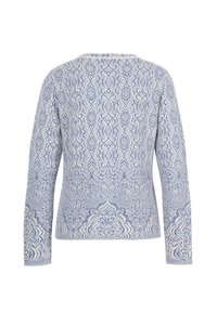 Suéter azul claro con intrincado patrón floral blanco, mangas largas, cuello redondo, hecho de un tejido de punto texturizado.