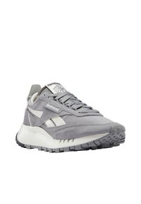Baskets Reebok grises et blanches avec textures en mesh et en suède, semelle blanche épaisse et semelle extérieure grise texturée, vue avant en angle sur fond blanc.