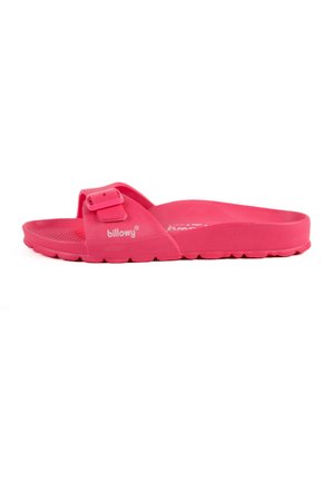 Sandale en caoutchouc rose avec une semelle plate. Elle possède une large sangle et une boucle réglable pour un maintien sécurisé, ainsi qu'un footbed texturé pour une meilleure adhérence.
