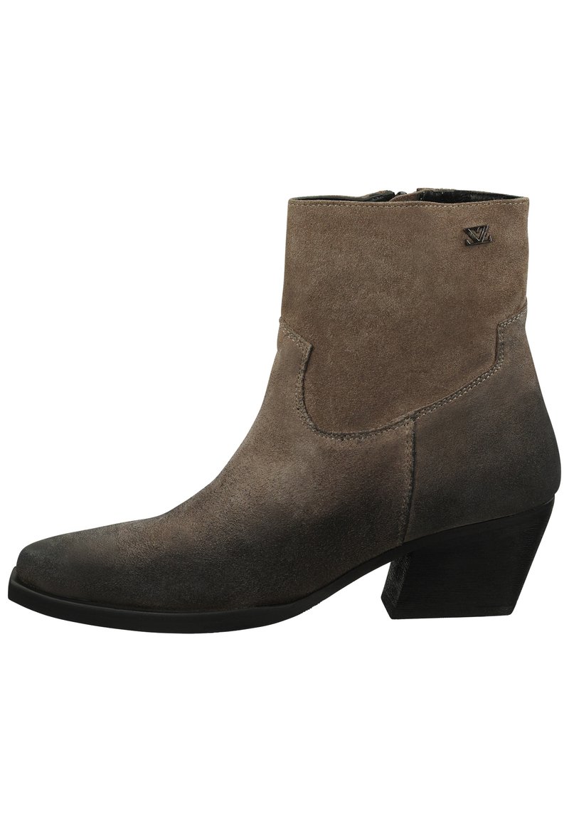 Stivale alla caviglia in suede marrone con punta affusolata, tacco basso a blocco e chiusura con zip laterale. Presenta cuciture sottili e un accento con il marchio.