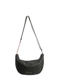 Borsa a spalla nera con texture, dalla forma curva, con tracolla regolabile e un accento rosso vicino alla chiusura. Presenta una chiusura con zip e una patch con il logo.