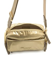 Goldene Metallic-Umhängetasche mit zwei Reißverschlussfächern, ausgestattet mit goldfarbenen Beschlägen und einer glatten, glänzenden Textur.