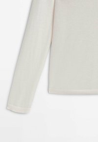 Pull en maille beige clair à manches longues avec poignets et ourlet côtelés, présenté sur un fond blanc.