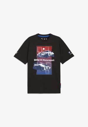 T-shirt noir avec un design graphique présentant deux voitures illustrées de BMW M Motorsport, entourées d'arrière-plans rouge et bleu.