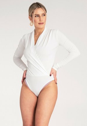 Biała body z długim rękawem o kroju kopertowym i głębokim dekoltem w kształcie litery V. Gładka tekstura, dopasowany fason, wyróżniający się wysokim rozcięciem nogawki.
