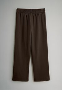 Tmavohnedé, ľahké nohavice vyrobené zo textilu s elastickým pásom, skrátená dĺžka a hladká textúra, s jednoduchým dizajnom bez ozdôb.