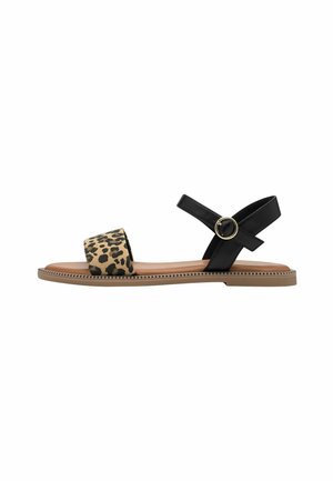 Sandal s črnimi usnjenimi naramnicami in zaponko v leopardskem vzorcu. Ima rjav podplat in dekorativno šivanje ob robu.