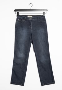 Jeans de mezclilla azul oscuro con un corte recto, cinco bolsillos, un ligero desvanecimiento y una cinturilla con presillas para cinturón. Cuelga de una percha de metal negro.