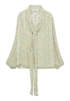 Lichtgroene blouse met een bloemenpatroon, voorzien van lange, klokvormige mouwen, een striksluiting aan de voorkant en een zachte, transparante stofstructuur.