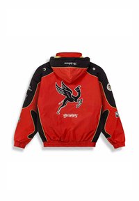 Giacca a vento rossa e nera con cappuccio, caratterizzata da un grande logo di un cavallo alato nero e vari accenti stampati. Vita elasticizzata.