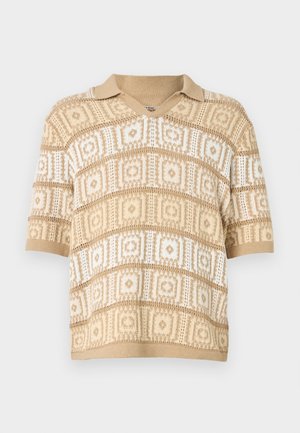 Μπεζ κοντομάνικο πόλο πουκάμισο με υφασμένο ανάγλυφο σχέδιο, περιλαμβάνοντας εναλλασσόμενα τετράγωνα σε κρεμ και ανοιχτό μπεζ. Σχέδιο με V λαιμόκοψη.