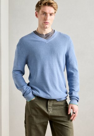 REGULAR FIT V NECK - Strickpullover - faded denim