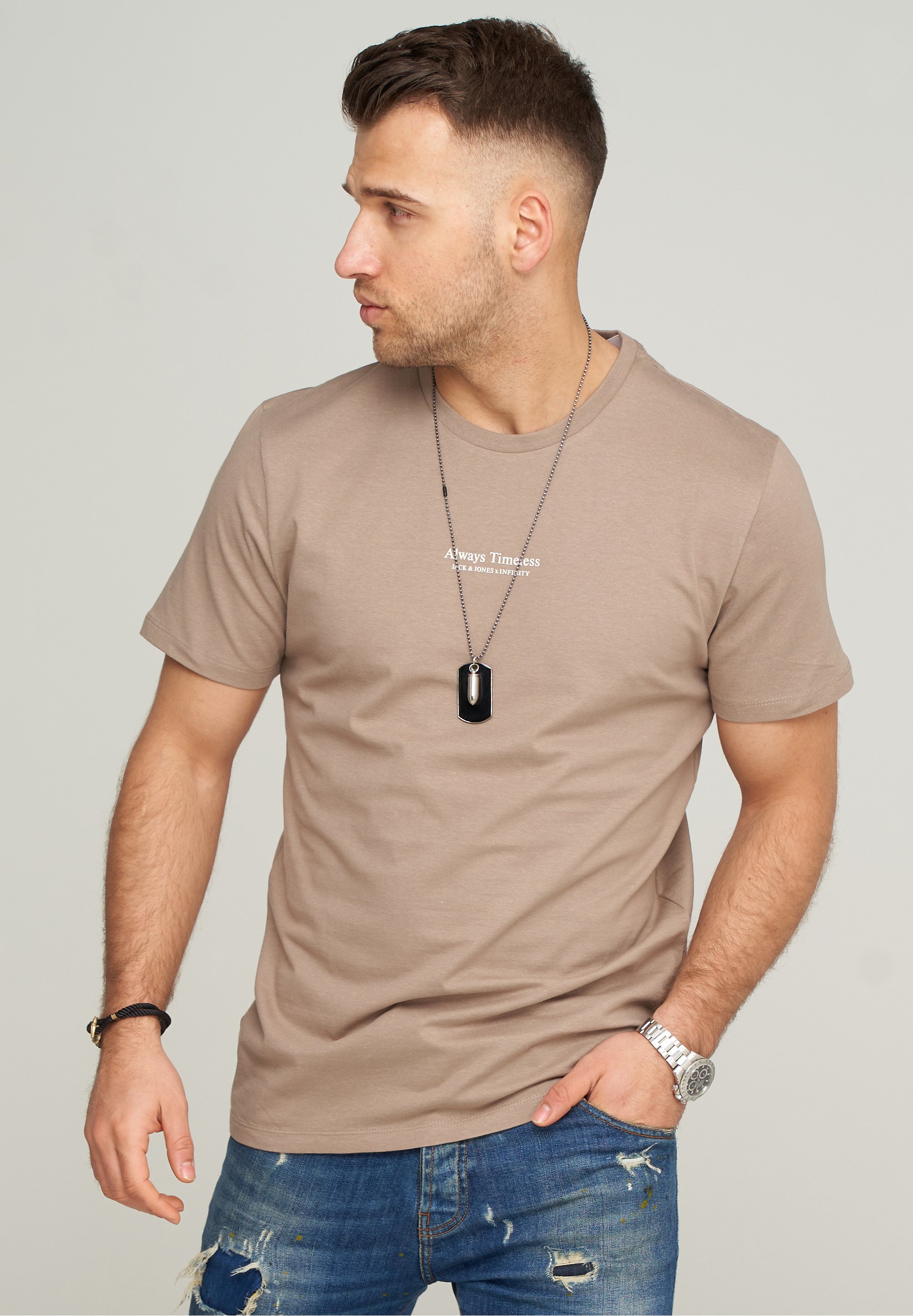 brązowy t shirt męski