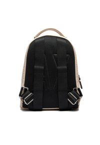 Zaino beige e nero, con una superficie texturizzata, tessuto a rete, spallacci neri regolabili e dettagli in metallo argentato.