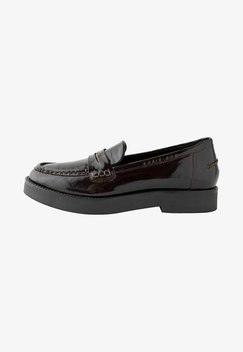 Glänzende dunkle burgunderfarbene Lederloafer mit gesteppten Details, abgerundetem Zehenbereich und einer dicken schwarzen Gummisohle. Flacher Absatz, klassisches Design.