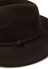 Cappello di feltro marrone con una larga ala, caratterizzato da una banda in suede intrecciata attorno alla corona. Texture morbida e design strutturato.