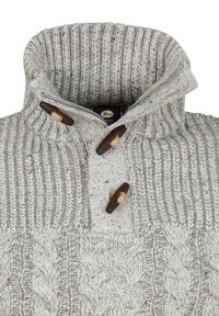 Grauer gestrickter Pullover mit hohem, geripptem Kragen, ausgestattet mit einer Knopfleiste und strukturierten Zopfmusterungen. Braune Holzknöpfe betonen das Design.