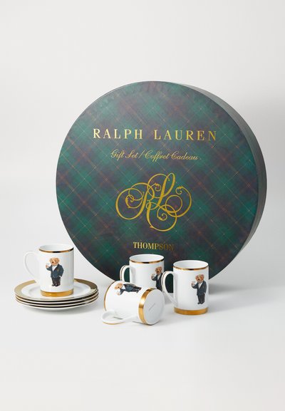 Ralph Lauren poklon set uključuje četiri bijela šolje i tanjure s medvjedom u fraku, zlatnim rubovima i okruglom kutijom u kariranoj špici.