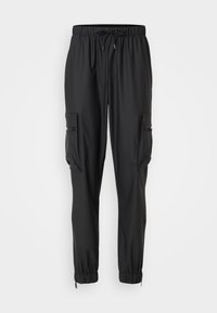 Pantaloni cargo neri realizzati in tessuto leggero, dotati di vita e polsini elasticizzati, due tasche laterali e dettagli con zip.