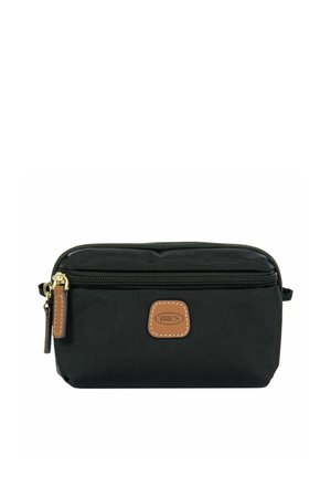 Pochette nera compatta con cerniera, tasca frontale, cerniera dorata e patch logo in pelle marrone con scritta "BRIC'S" sulla parte anteriore.
