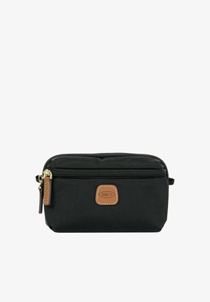 Pochette nera compatta con cerniera, tasca frontale, cerniera dorata e patch logo in pelle marrone con scritta "BRIC'S" sulla parte anteriore.