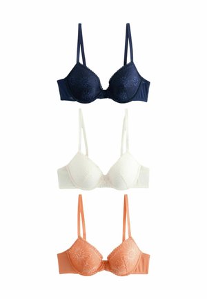 Drie beha's worden tentoongesteld: marineblauw met bloemenborduurwerk, wit met een gestructureerd patroon en oranje met bijpassende accenten. Elke beha heeft verstelbare bandjes.