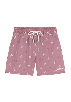 Shorts de bain rose clair avec un cordon de serrage à la taille, présentant un motif de têtes de mort répété en blanc et bleu clair. Logo sur la cuisse.