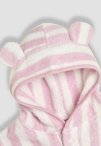 Accappatoio a strisce rosa e bianche con cappuccio realizzato in morbido tessuto peluche. Presenta orecchie tonde sul cappuccio e una fodera rosa lungo l'apertura.