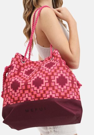 Borsa a tote rosa con motivi geometrici, tessuto texture, doppi manici a corda e una base marrone scuro con un logo.