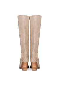 Beige Wildleder-Stiefel in Knielänge mit glatter Oberfläche, ausgestattet mit einem Holz-Blockabsatz und einem schlichten Design ohne Verzierungen.