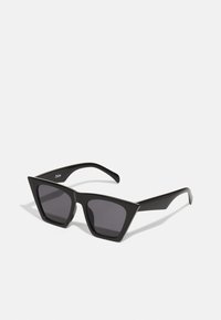 Ochelari de soare negri cu un design geometric, unghiular. Lentile întunecate, cadru din plastic gros și branding subtil pe brațul interior.