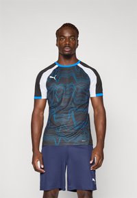 Zwart sportshirt met korte mouwen, voorzien van blauwe golfpatronen, witte accenten op de schouders, ronde hals en vochtafvoerende stof.