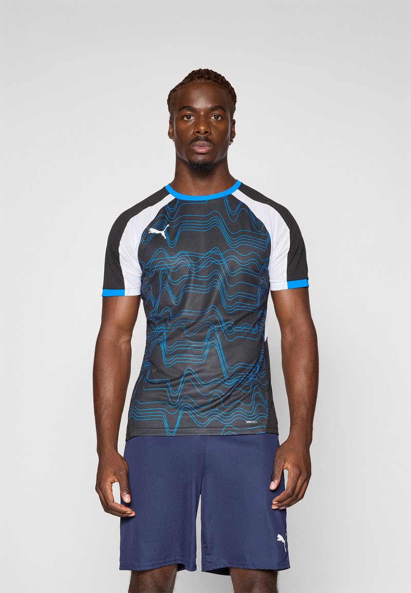 Zwart sportshirt met korte mouwen, voorzien van blauwe golfpatronen, witte accenten op de schouders, ronde hals en vochtafvoerende stof.