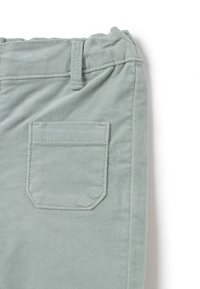 Lichtgroene, zachte stoffen broek met een achterzak, elastische tailleband en een gladde textuur met subtiele stikseldetails.