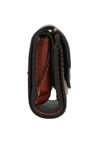 Portefeuille en cuir marron avec des bords noirs, surface texturée et couture visible ; légèrement plié, montrant des compartiments pour cartes et billets.
