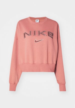 Hanorac roz scurt, fabricat dintr-un material moale, având litere mari "NIKE" și un mic logo swoosh, cu manșete și tiv striate.