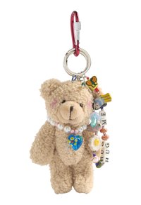 Breloczek w kształcie pluszowego beżowego misia z teksturową powierzchnią, ozdobiony kolorowymi zawieszkami, koralikami oraz metalowym karabińczykiem do przypięcia.