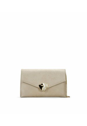 Clutch de ante beige con un diseño de solapa, que presenta un cierre con un patrón en oro y negro. Incluye una correa de cadena para mayor versatilidad.