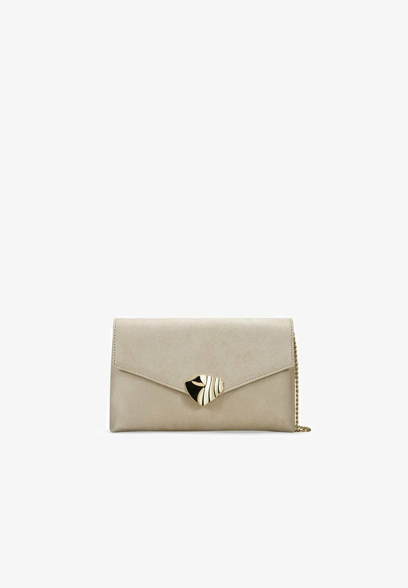Clutch de ante beige con un diseño de solapa, que presenta un cierre con un patrón en oro y negro. Incluye una correa de cadena para mayor versatilidad.