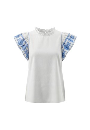 Hvid bluse med flæset halsudskæring og korte, flagrende ærmer med blå blomsterbroderi på en ensfarvet baggrund.