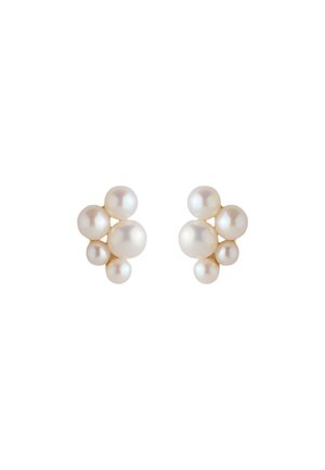 Zhluk päť okrúhlych bielych perál tvoriacich párové náušnice na bielom pozadí, usporiadané v trojuholníkovom tvare.