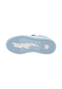Helle blaue Sneaker-Sohle mit einem strukturierten Muster, weißen Logos und Akzenten, flacher Form und kontrastierendem Gummi-Material.