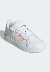 Bílé syntetické tenisky s texturovaným koženým svrškem, třemi perleťovými pruhy, páskem na suchý zip a plochými tkaničkami, s gumovou podrážkou.