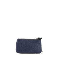 Portafoglio in pelle blu navy con superficie texturizzata, chiusura a zip e un piccolo anello metallico per il fissaggio. Forma rettangolare compatta.