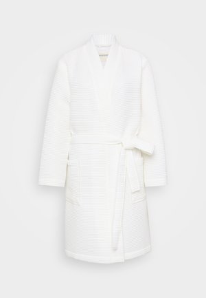 Accappatoio bianco a nido d'ape con colletto a scialle, vita con cintura, due tasche frontali e motivo testurizzato. Maniche di lunghezza media, tessuto morbido.