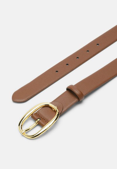 Hnedý kožený opasok so zlatou oválnou prackou, ukazujúci viacero nastavovacích dierok a slučku na opasok na svetlom pozadí.