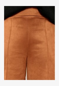 Neizvēlēts, caramel